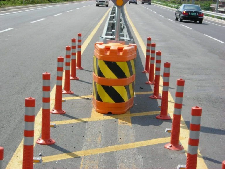 Cọc tiêu phân làn giao thông nhựa cứng 5